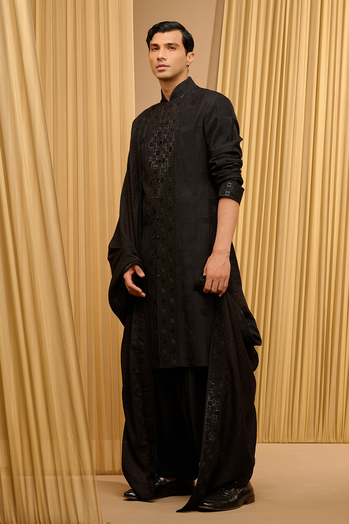 Tarun Tahiliani Menswear Textured Kurta Set Blackindian designer wear online shopping melange singapore
